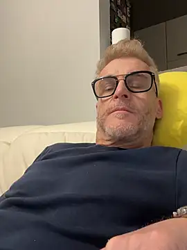 Axl hot online show from March 13, 2026, 10:37 pm