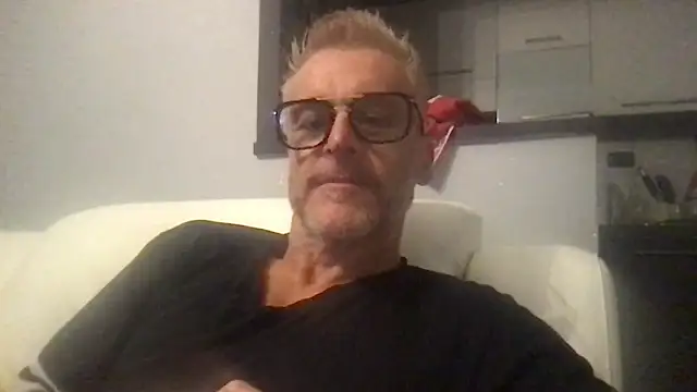 Axl hot online show from September 22, 2025, 7:20 pm