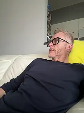 Axl hot online show from March 14, 2026, 1:17 pm