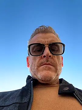 Axl hot online show from November 5, 2025, 3:04 pm