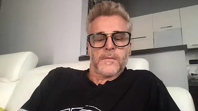 Axl hot online show from June 2, 2026, 10:15 am