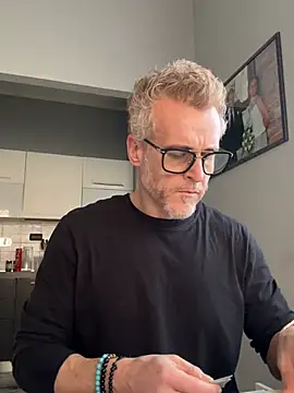 Axl hot online show from February 21, 2026, 11:23 am