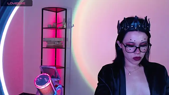 girldom online show from September 24, 2025, 3:40 pm