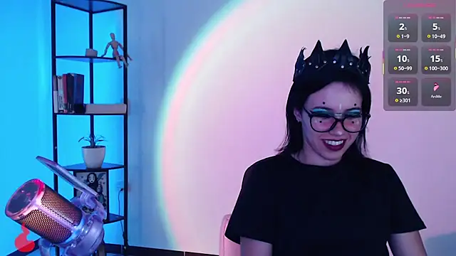 girldom online show from November 11, 2025, 4:02 pm