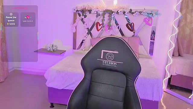 ZURY TAY online show from October 10, 2025, 11:44 am