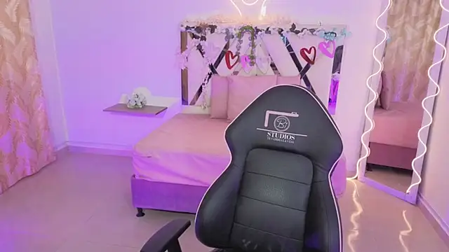 ZURY TAY online show from November 6, 2025, 11:47 am