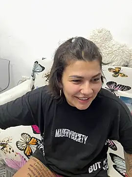 MiaKiittyy online show from June 10, 2026, 8:32 pm