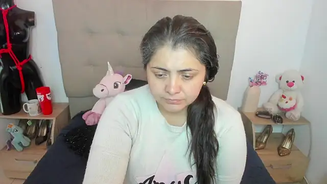 TifanyAmazinng online show from November 10, 2025, 12:32 pm