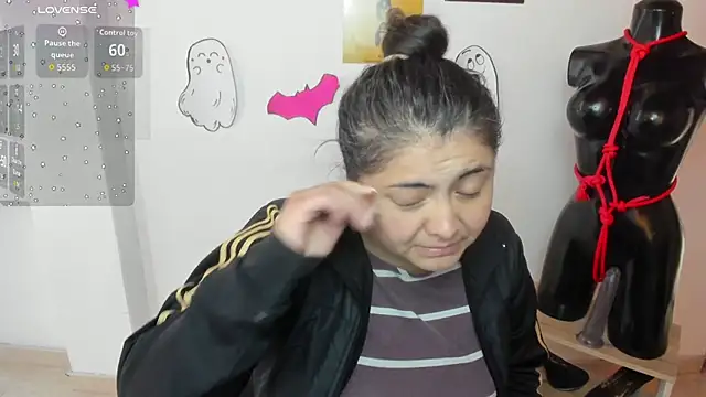 TifanyAmazinng online show from October 8, 2025, 12:28 pm