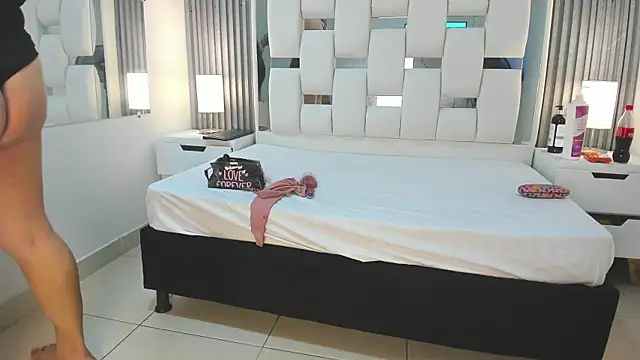 VanessaHard as online show from October 26, 2025, 7:25 pm