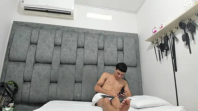 ZafiroAndFlynn online show from September 29, 2025, 1:39 pm