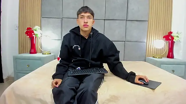 ChanellandMax online show from October 13, 2025, 1:02 pm