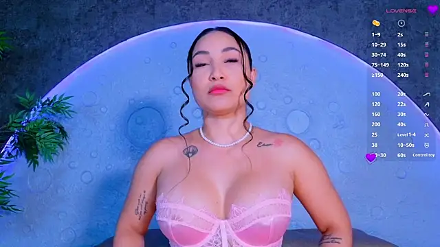 ReinaChloe online show from June 18, 2026, 4:34 pm