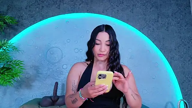 ReinaChloe online show from July 1, 2026, 4:29 pm