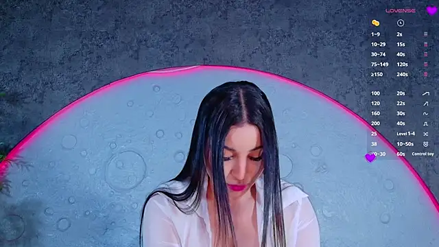 ReinaChloe online show from June 29, 2026, 4:28 pm