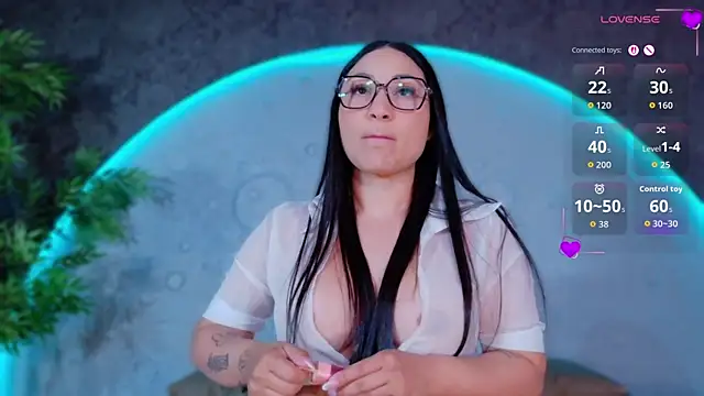 ReinaChloe online show from July 24, 2026, 4:36 pm
