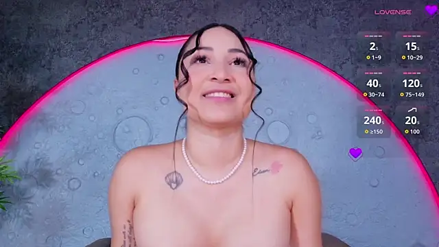 ReinaChloe online show from July 20, 2026, 4:31 pm