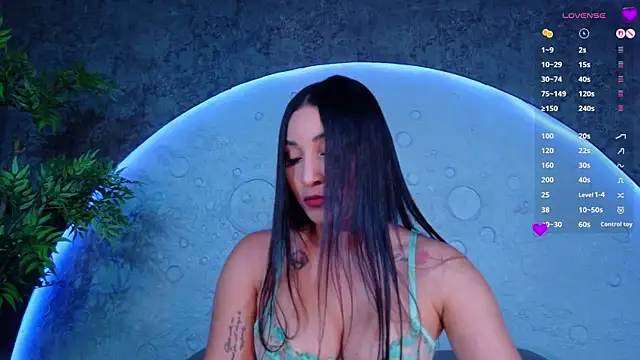 ReinaChloe online show from May 20, 2026, 4:26 pm