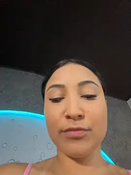 ReinaChloe online show from November 3, 2025, 3:59 pm