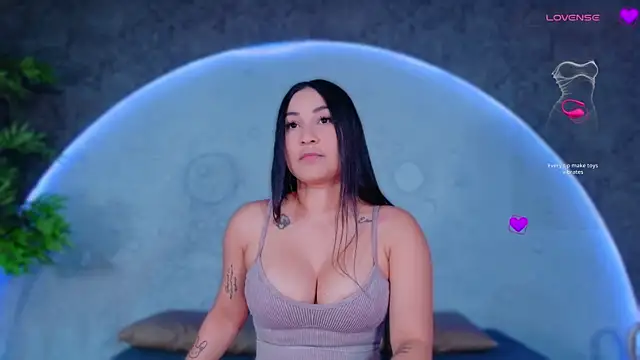 ReinaChloe online show from July 17, 2026, 4:26 pm