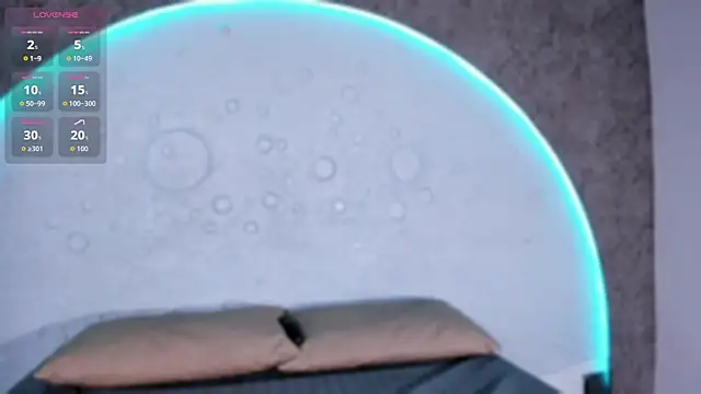 ReinaChloe online show from September 30, 2025, 4:57 pm