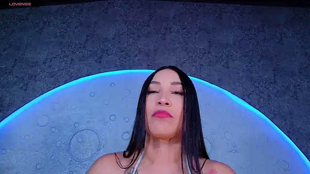 ReinaChloe online show from April 28, 2026, 4:55 pm