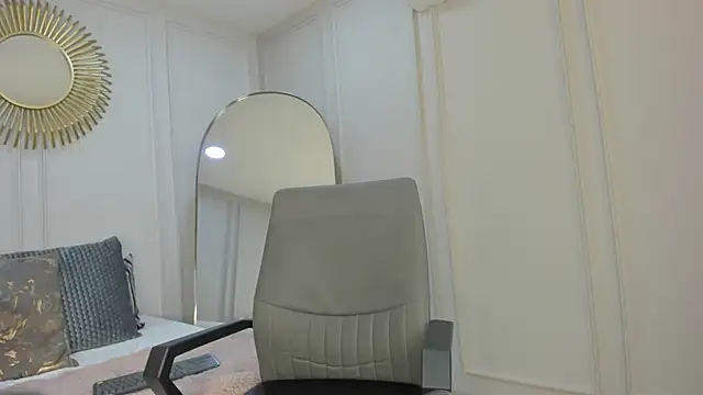 CharlotteBrownn  online show from September 28, 2025, 1:34 am