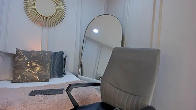 CharlotteBrownn  online show from September 26, 2025, 1:45 am