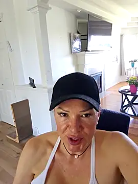 Sugarloveless online show from April 9, 2026, 7:31 pm