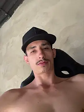 Snapshot of Damartinez27 chatting on January 14, 2026, 9:40 pm Damartinez27 online show from January 14, 2026, 9:40 pm