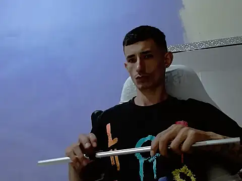 Snapshot of Damartinez27 chatting on December 17, 2025, 6:24 pm Damartinez27 online show from December 17, 2025, 6:24 pm