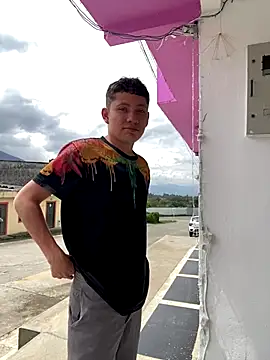 Snapshot of elfernh chatting on December 19, 2025, 4:20 pm elfernh online show from December 19, 2025, 4:20 pm