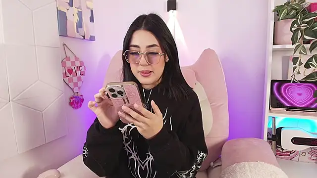 justonecute online show from May 4, 2026, 11:07 pm