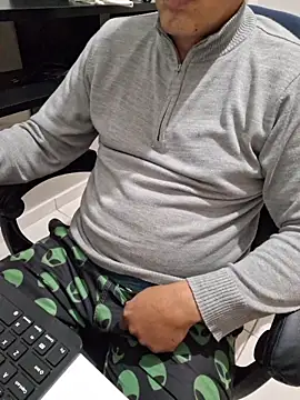 Snapshot of Carloskasado chatting on October 9, 2025, 8:31 pm Carloskasado online show from October 9, 2025, 8:31 pm