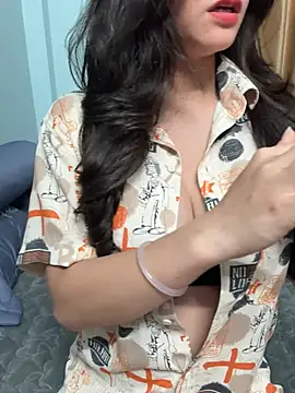 Snapshot of Voyerra_g chatting on February 19, 2026, 2:03 pm Voyerra g online show from February 19, 2026, 2:03 pm