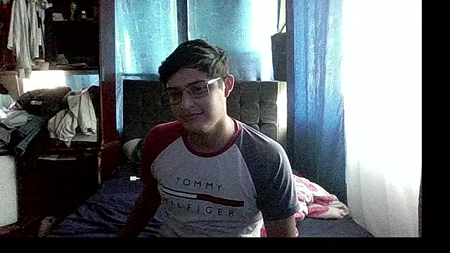 Snapshot of yesitwink_ chatting on December 18, 2025, 6:23 pm yesitwink online show from December 18, 2025, 6:23 pm