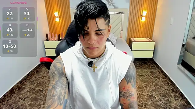KAROLLJONES1 online show from May 7, 2026, 7:17 pm