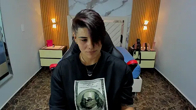 KAROLLJONES1 online show from February 12, 2026, 7:02 pm