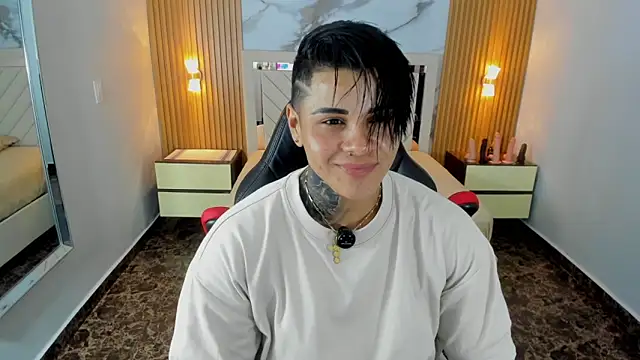KAROLLJONES1 online show from June 19, 2026, 7:20 pm