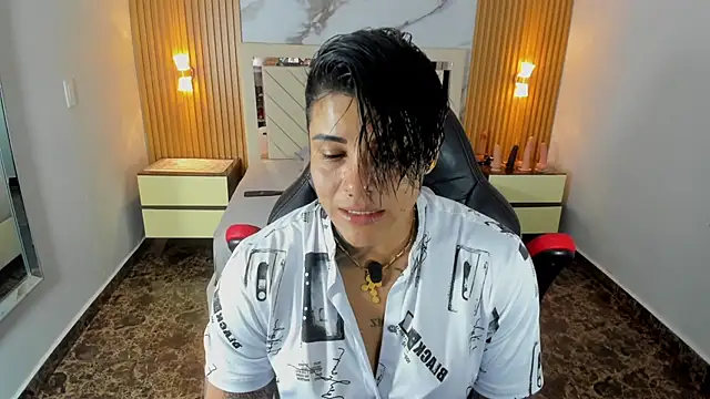 KAROLLJONES1 online show from July 16, 2026, 7:33 pm