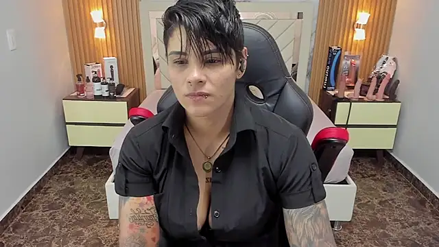 KAROLLJONES1 online show from September 26, 2025, 2:40 am