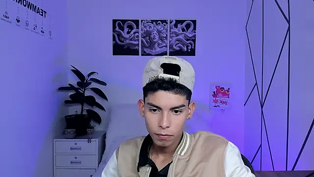 Room 69x online show from November 28, 2025, 9:04 pm