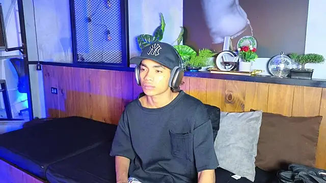 AlanCutee online show from May 4, 2026, 12:19 pm