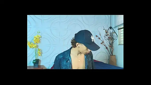 Snapshot of AlanCutee chatting on June 5, 2026, 12:55 pm AlanCutee online show from June 5, 2026, 12:55 pm