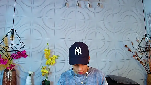 Snapshot of AlanCutee chatting on June 17, 2026, 1:32 pm AlanCutee online show from June 17, 2026, 1:32 pm