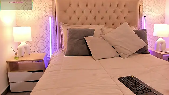 BellaNixs online show from November 3, 2025, 3:23 am