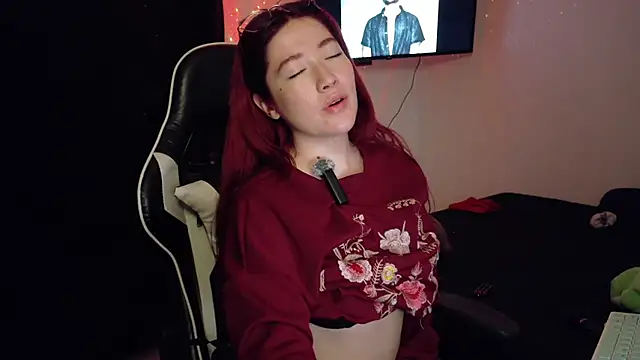 lunnaa  online show from October 22, 2025, 5:18 am