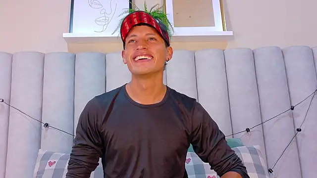 Snapshot of LaynorRoss_ chatting on February 18, 2026, 8:05 pm LaynorRoss online show from February 18, 2026, 8:05 pm