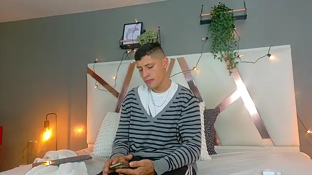 Snapshot of LaynorRoss_ chatting on September 13, 2025, 7:36 pm LaynorRoss online show from September 13, 2025, 7:36 pm