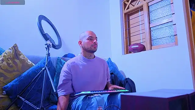 Snapshot of tomas_smith1 chatting on October 22, 2025, 12:21 am tomas smith1 online show from October 22, 2025, 12:21 am